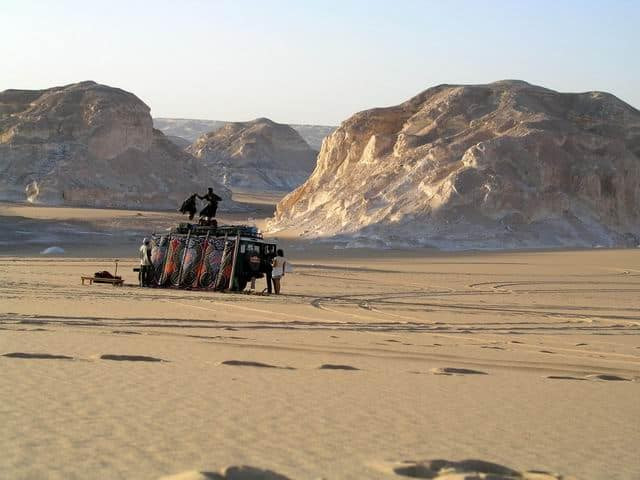 - English Mountain in Bahariya Oasis, Egypt Stop in the desert Bahariya in Egypt - Photo by Lia via Flickr.
