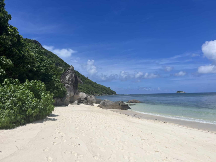 seychelles travel tips - Top Seychelles Travel Tips: Not to Miss Islands and Beaches Beach near the pool with wonderful granite formations.