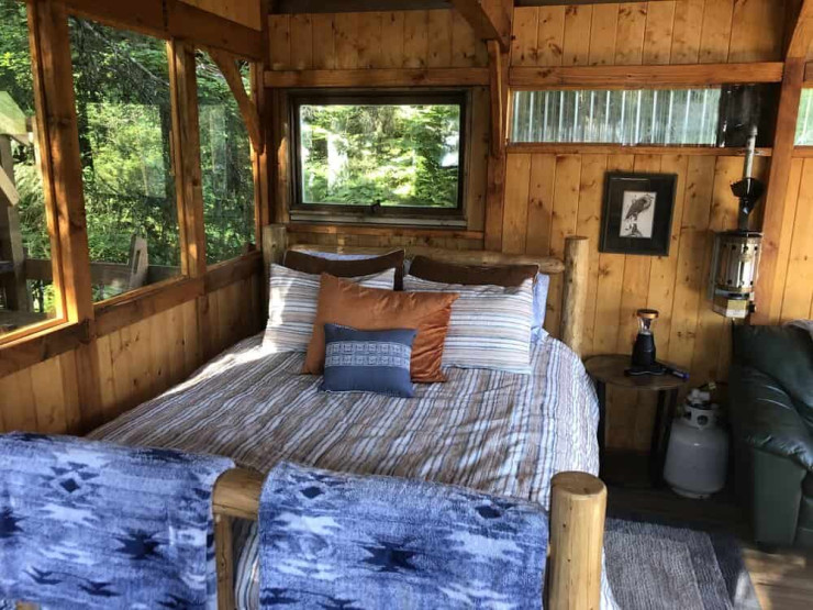 How to Plan a Trip to Alaska - How to Plan a Trip to Alaska: The Ultimate Guide on What You Need to Know Bed off the treehouse at the Treehouse Cove in Kachemak Bay Archipelago, Alaska, USA.