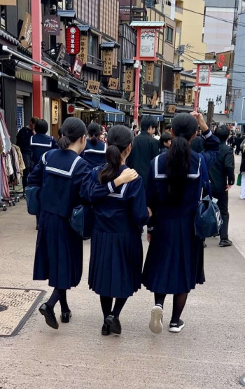 Travel Tips for Tokyo and Kyoto - Top Travel Tips for Tokyo and Kyoto Japanese school classes visiting the temple in Tokyo, Japan.