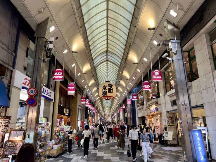 Travel Tips for Tokyo and Kyoto - Top Travel Tips for Tokyo and Kyoto Nikishi Market in Kyoto, Japan.