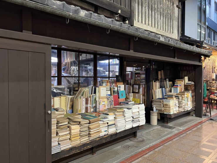 Travel Tips for Tokyo and Kyoto - Top Travel Tips for Tokyo and Kyoto Old bookshop in the Nikishi Market in Kyoto, Japan.
