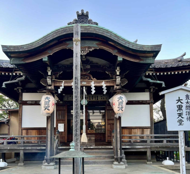 Travel Tips for Tokyo and Kyoto - Top Travel Tips for Tokyo and Kyoto Prayers at the Shinto shrine in Uneo Park in Tokyo, Japan.