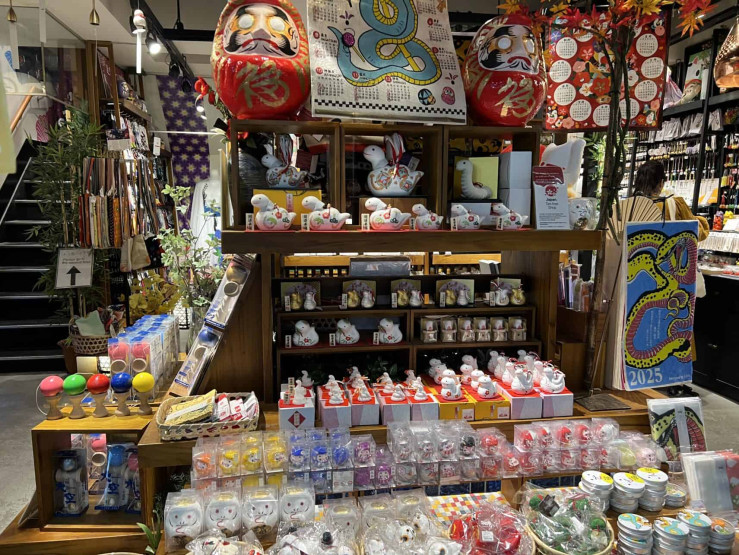 Travel Tips for Tokyo and Kyoto - Top Travel Tips for Tokyo and Kyoto Time to browse and discover the Nikishi Market in Kyoto, Japan.
