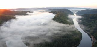 How to Explore the Saarland Sustainably Fog over the river at the Saar Loop, Saarland