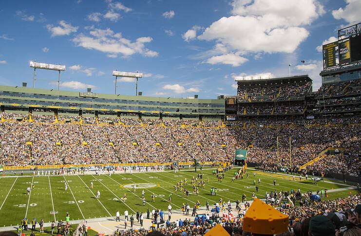Top USA Cities for an Unforgettable NFL Experience: From New York City’s Vibrant Energy to Denver’s Majestic Scenery Game Time at the Green Bay Stadium.