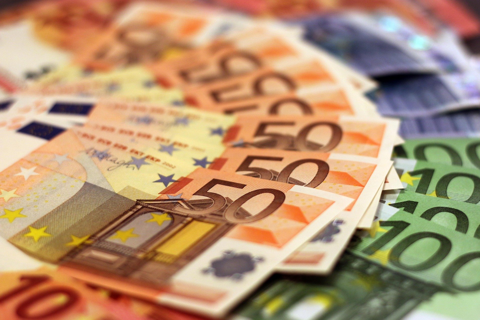 50 and 100 Euro notes.
