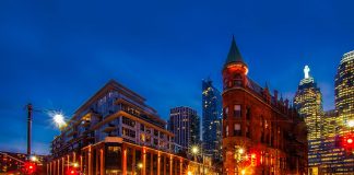 The Complete Guide to Toronto’s Nightlife for International Travelers Toronto at night, Canada.