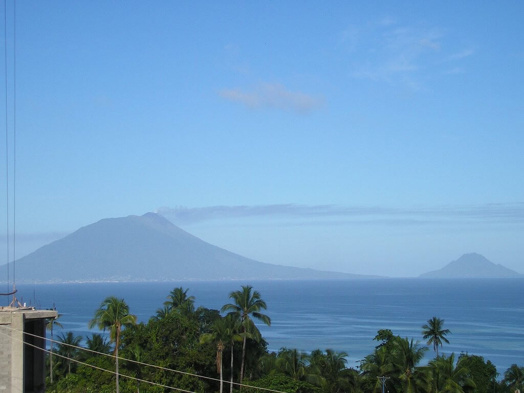 View of Ternate Island off west coast of Halmahera, Indonesia. Pic A. Rabin (Wikipedia).