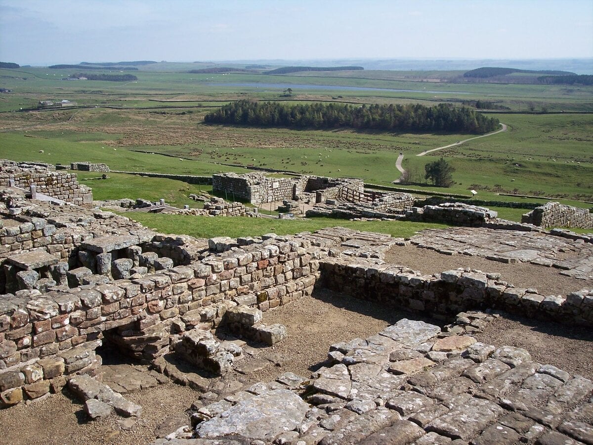 - Where the Roman Empire Ends: Walking Hadrian’s Wall’s Wildest Section Housesteads Roman Fort, Northumberland. Pic via Draco2008 _flickr
