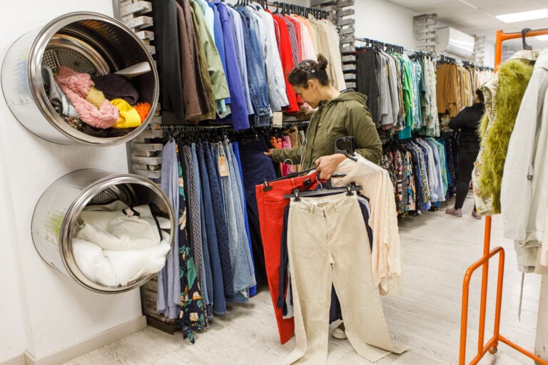 secondhand shops in barcelona - Flea Markets and Secondhand Shops in Barcelona Solidança in Barcelona, Spain
