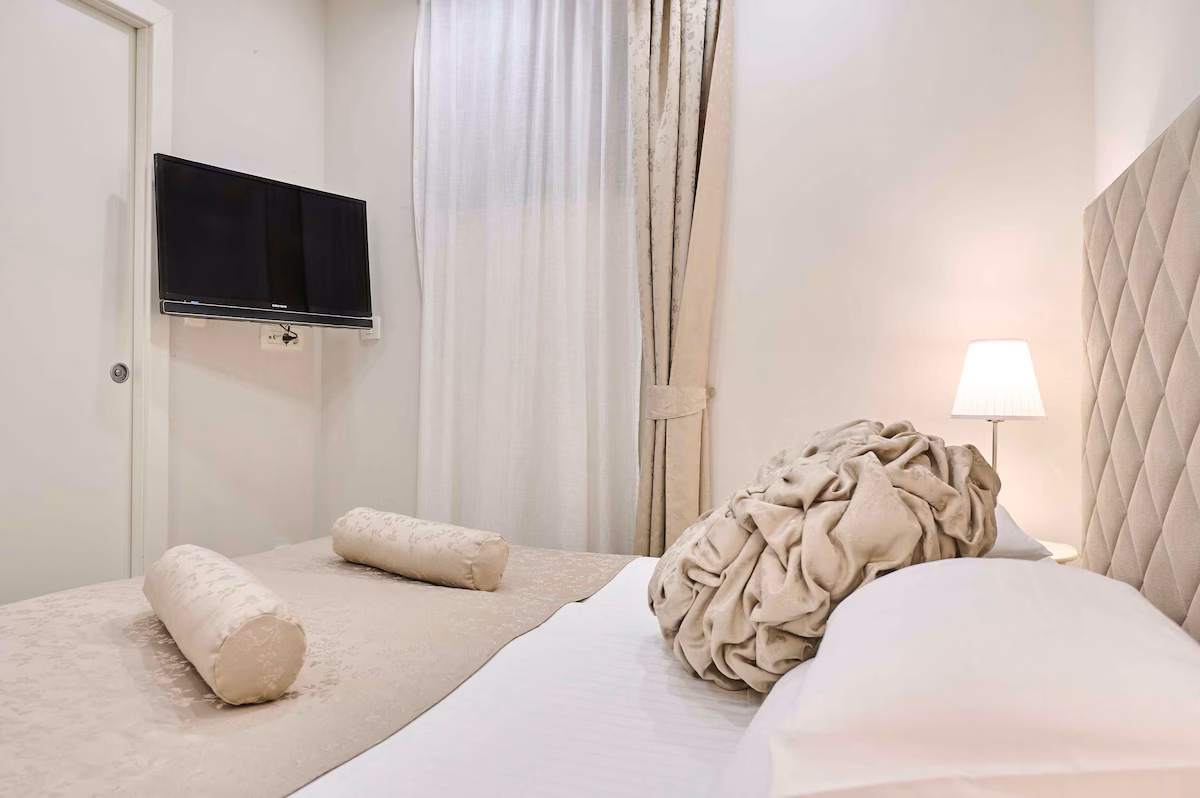 Best Location Rooms Split - room 104.