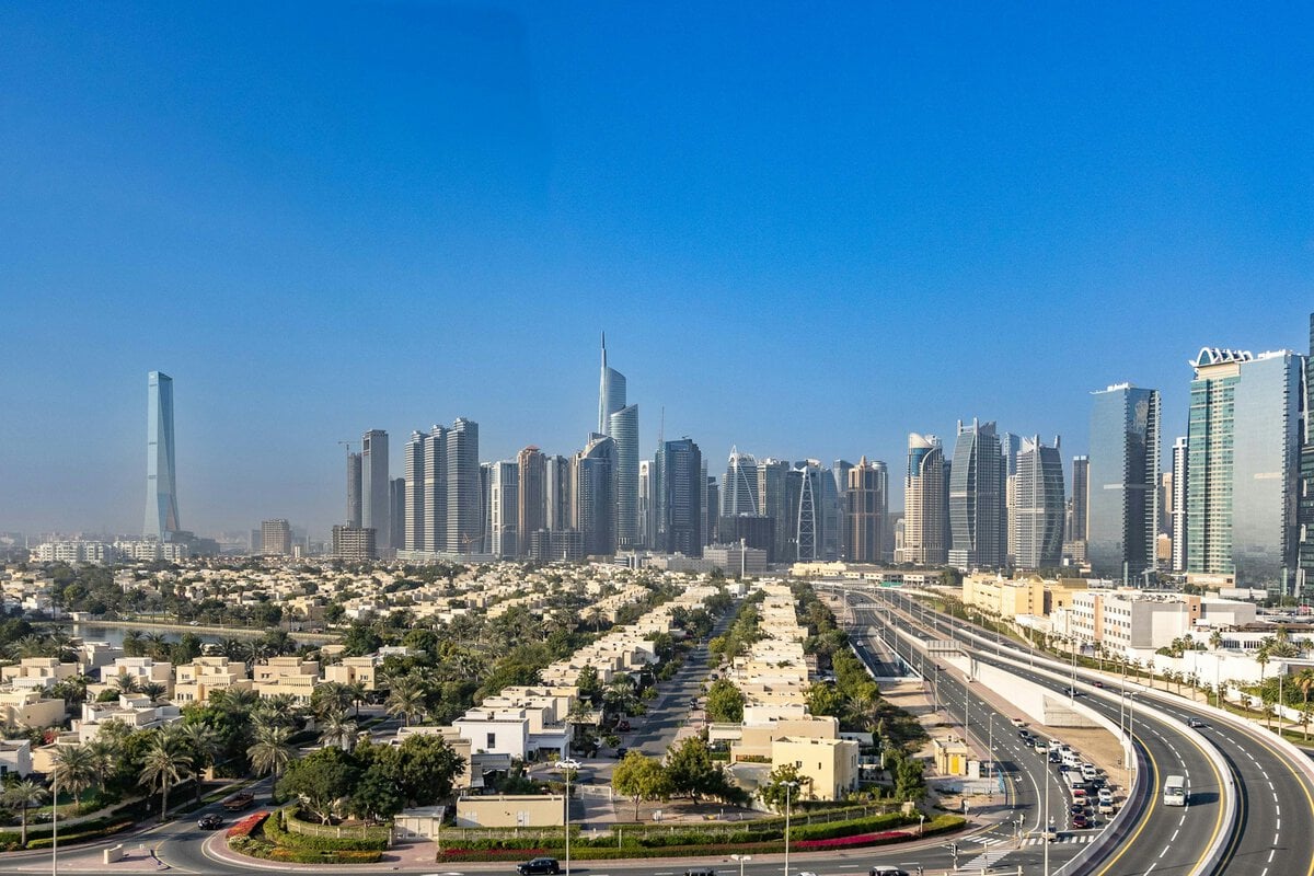 Houses outside of Dubai center. Pic via nelemson-guevarra -unsplash