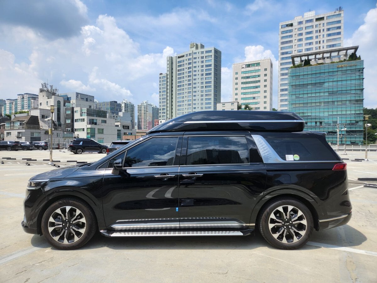 Premium Kia Carnival van interior with luxury leather seats for Seoul private tourKorea DMZ tour