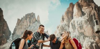 Your First Week Home Decides How Long Your Trip Lasts Happy travelers